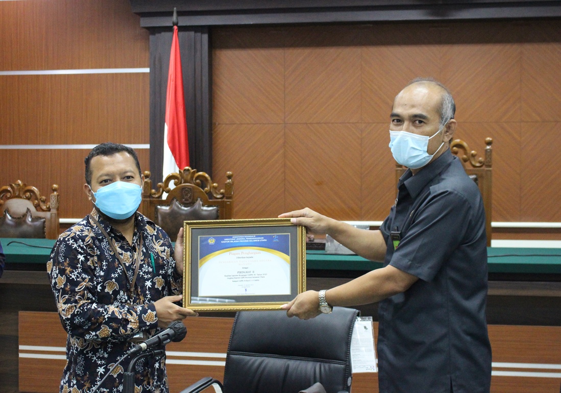 Penyerahan Piagam Penghargaan oleh DJPb Provinsi Sulawesi Utara kepada PTUN Manado sebagai Peringkat II untuk Kualitas Laporan Keuangan UAPPA-W Tahun 2020